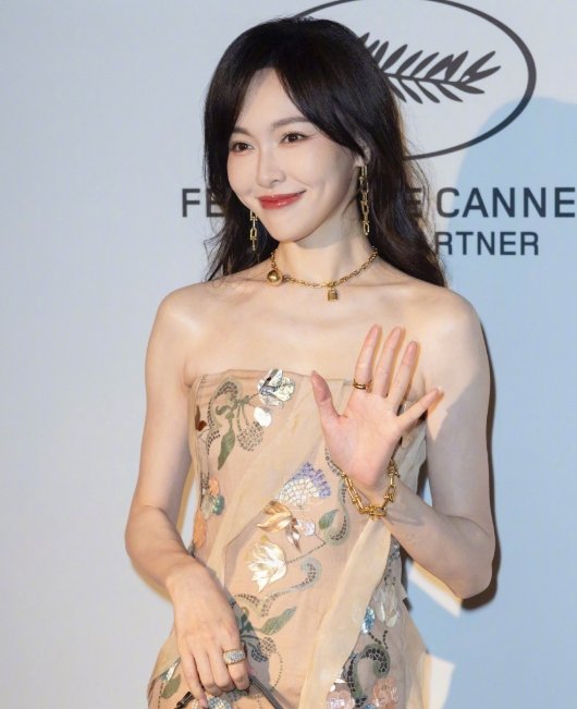 唐嫣抹胸花朵刺绣高定闪耀戛纳的唐嫣状态真好好！上身第六套抹胸花朵刺绣高定，[送花