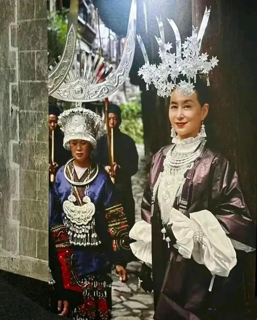 何超琼气场太强，穿苗族服饰手持苗绣针，像是传承民族文化的领头人！
何超琼的出现，