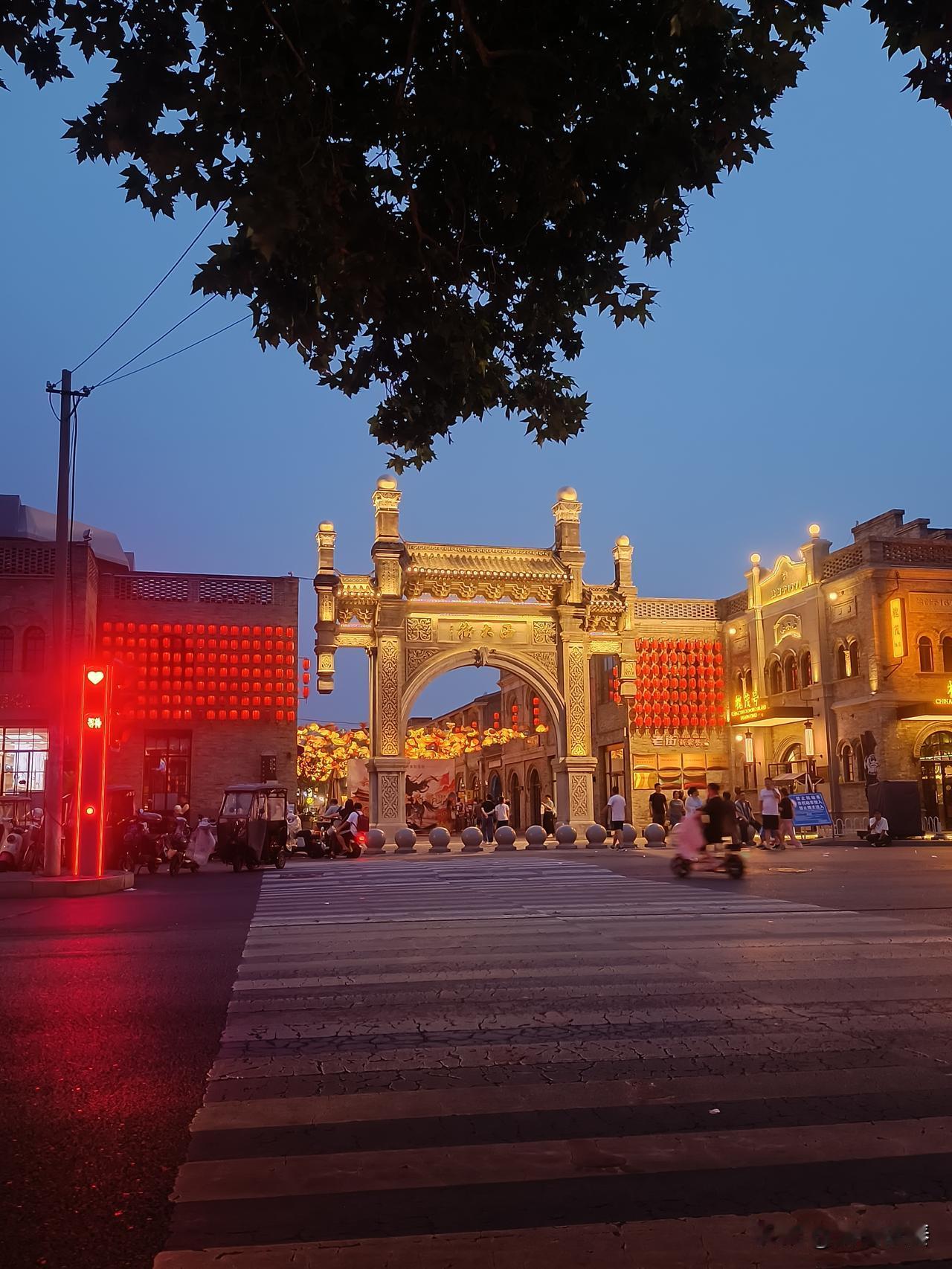 端午前夜，保定西大街的节日气氛渐浓！

西入口的“六郎凯旋”舞台静静矗立，孩子们