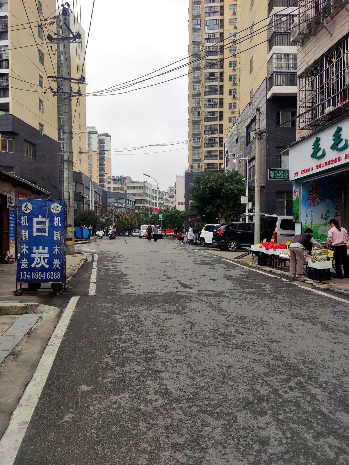 我的堂姐夫是红安某所学校的高中老师，48岁时，他因病离世。
这日子过得真是让人揪