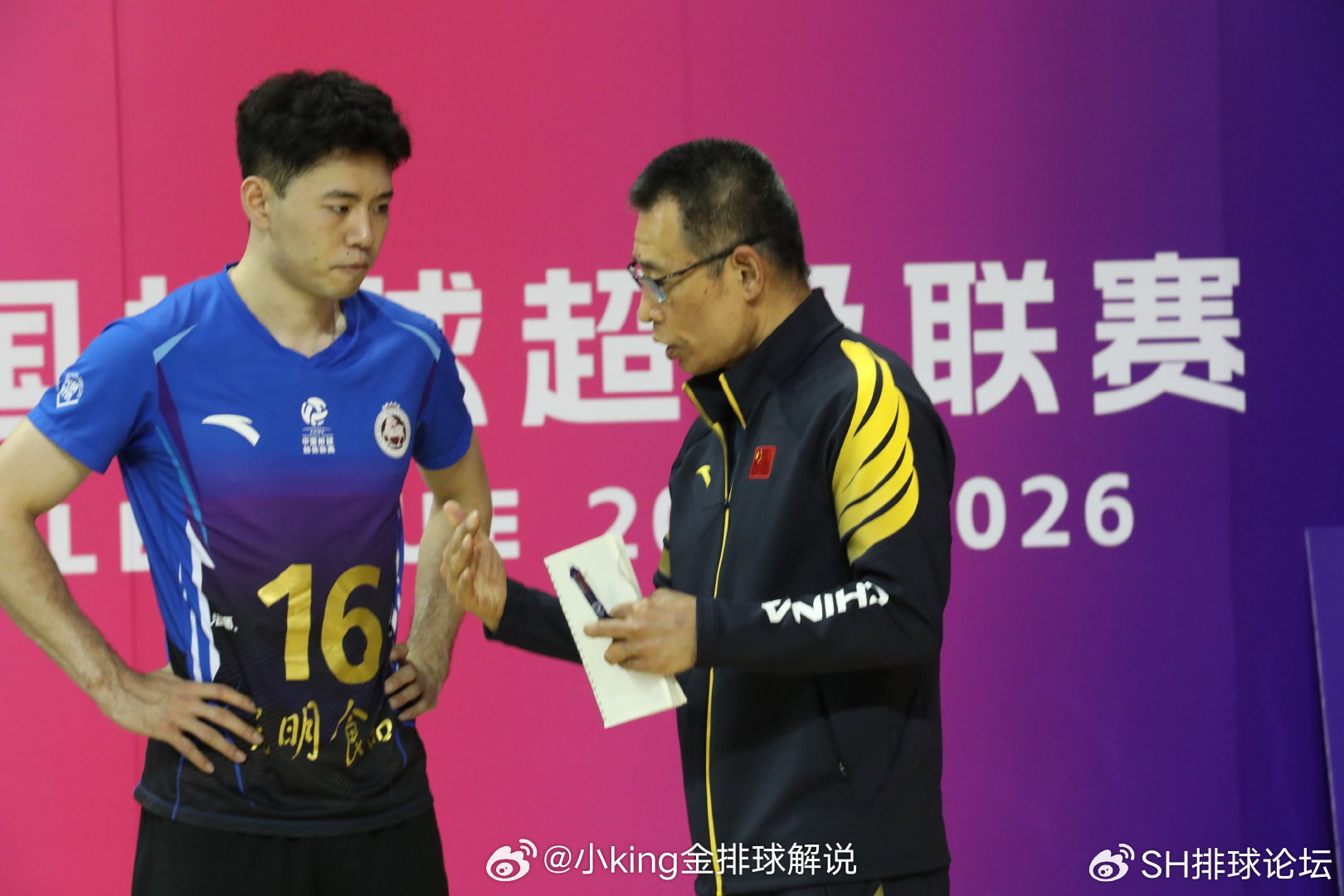 上海光明优倍男排本赛季聘请了日本籍的二传教练，系前日本国青男排主教练。中国男排中