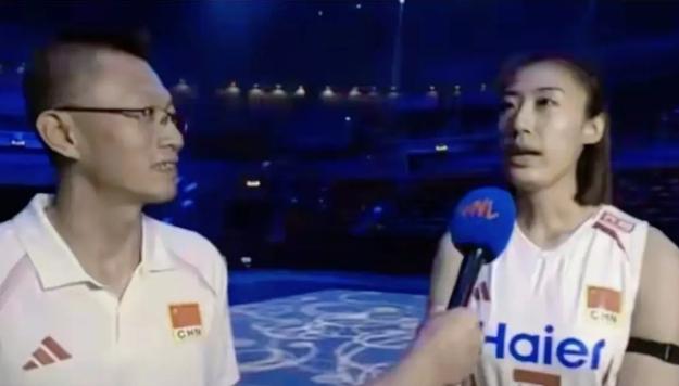 名场面！王媛媛全程英文采访，一旁翻译直接“失业”
 
中国女排五局硬刚美国拿下胜