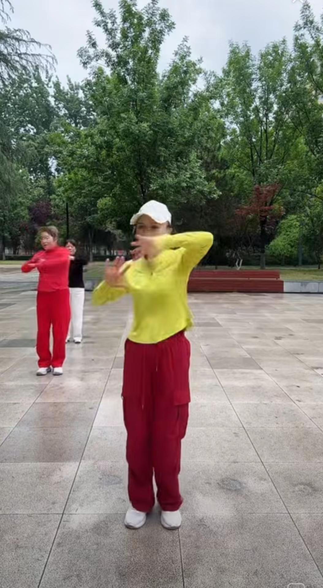 喜欢跳舞哪里都是舞台随舞而动