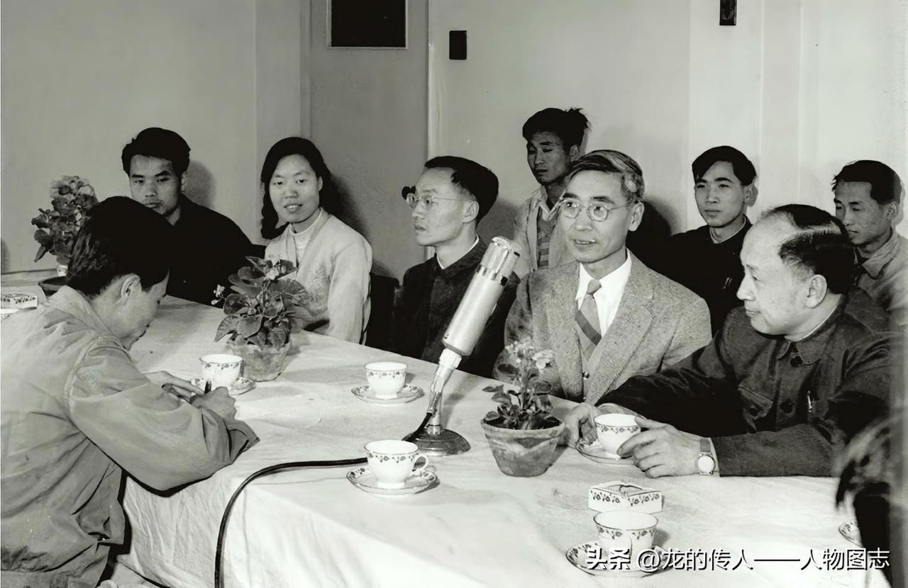 1960年5月16日，中国科学院力学研究所召开座谈会，畅谈苏联巨型宇宙飞船上天。
