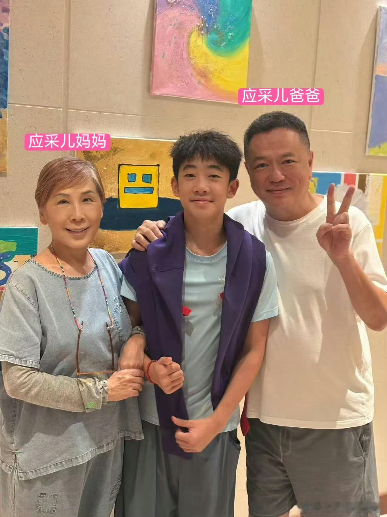 应采儿爸爸晒照想念Jasper应采儿爸妈与Jasper合照 Jasper在国外上