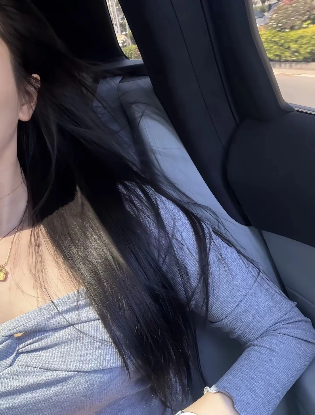 以前娇滴滴的女孩子，现在也已经三十多了，已经有了鱼尾纹和白发，带着柴米...