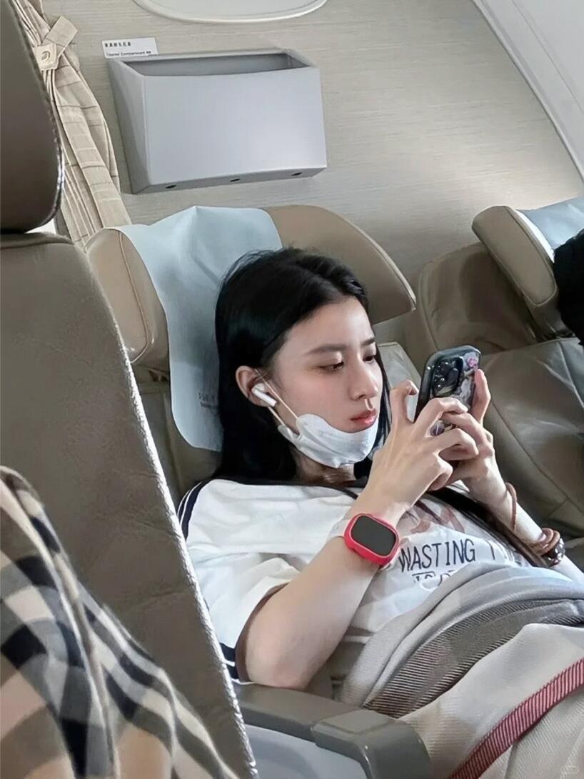 有网友把王楚然素颜照P了淡妆，果然底子好的人略施粉黛就美丽动人了… ​​​