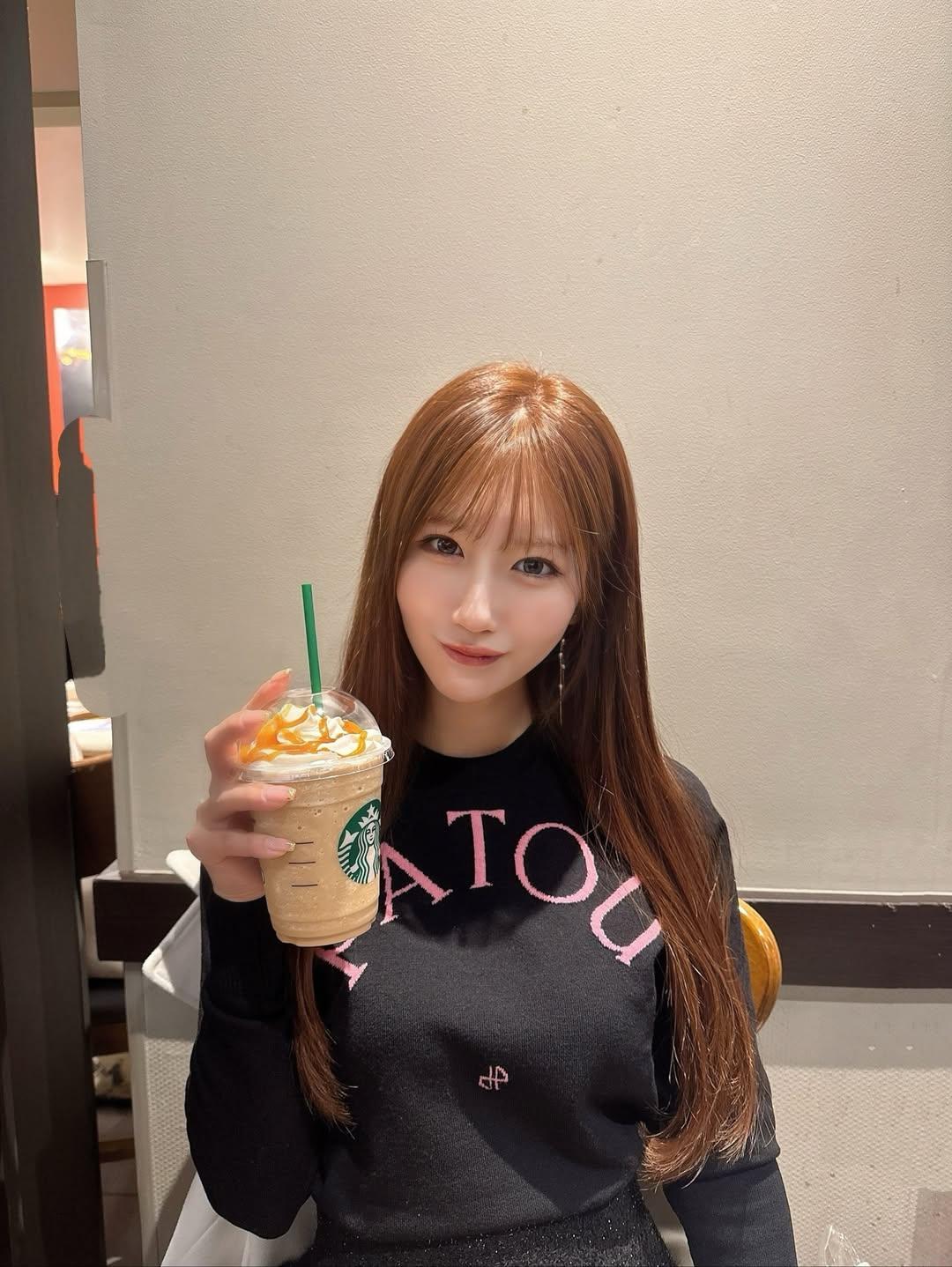 不过也别太担心，还是有办法能减少热量摄入的。像焦糖星冰乐一大杯能省270大卡，摩