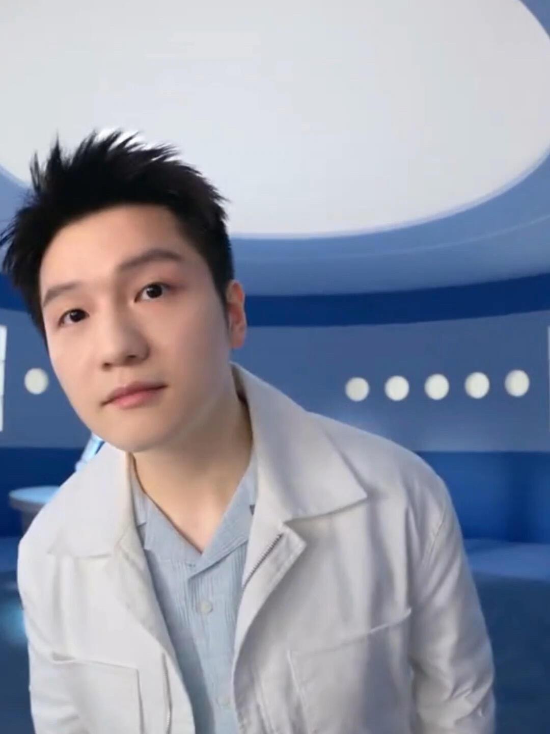 捕获一个好奇宝宝，左顾右盼，小熊猫乖萌，找樊振东代言牙刷，一定会好好听话，乖乖刷