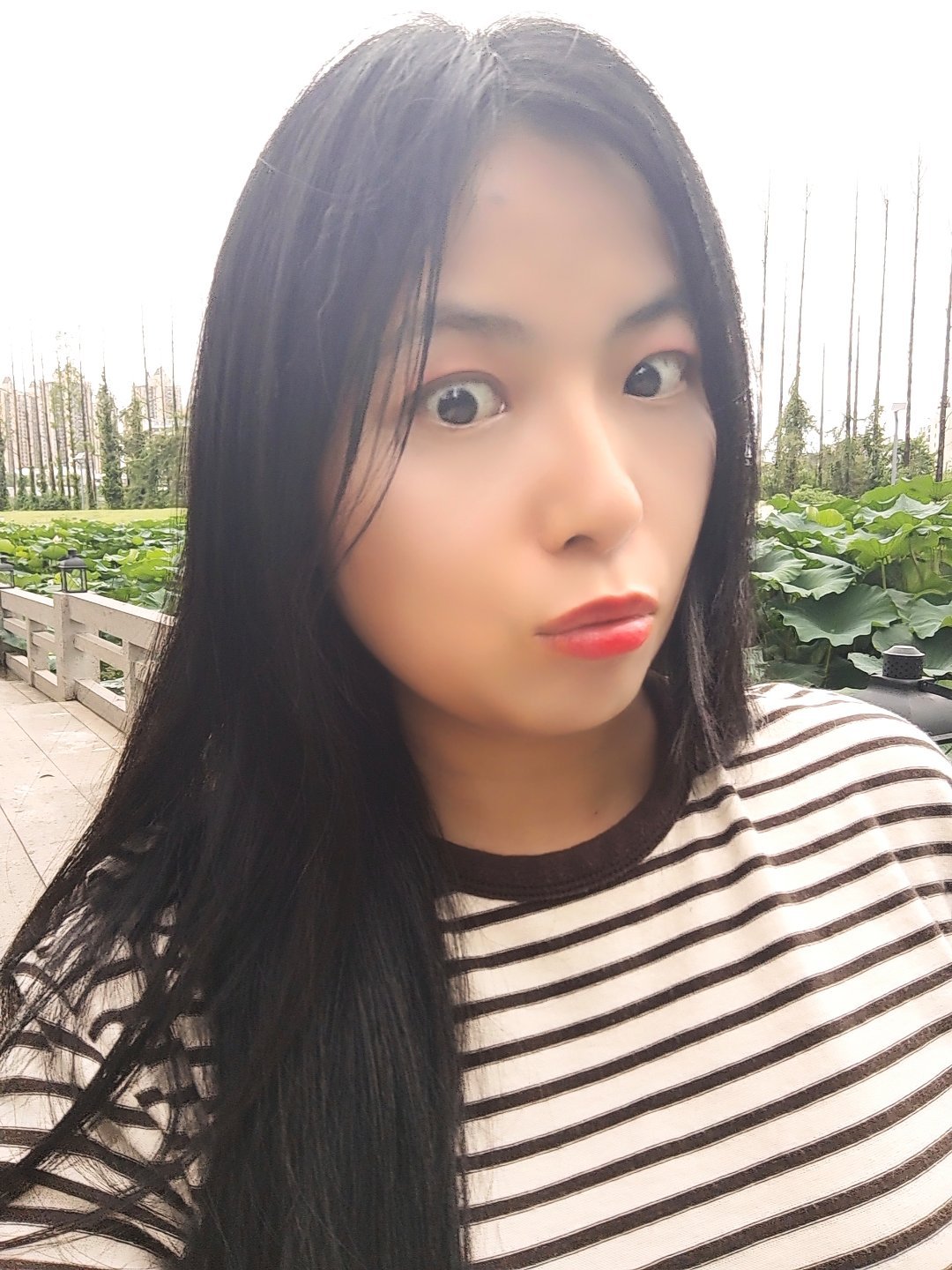 遇见你之前，我的世界是黑白的默片，直到你带着色彩和旋律闯进来，一切才开始鲜活。?