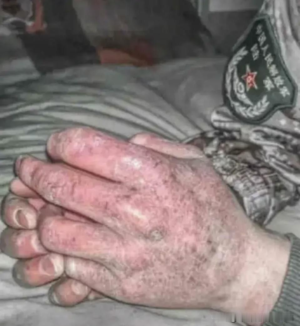 中秋视频这一幕看哭了！爸妈跟边疆服役的19岁儿子连线，见他黑了壮了还挺欣慰，可镜