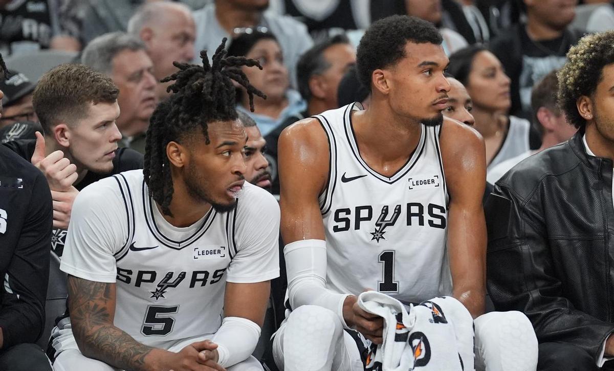 雷霆6胜0负，马刺5胜0负，西部俩年轻队撞上了。
亚历山大打得像台精密机器，霍姆