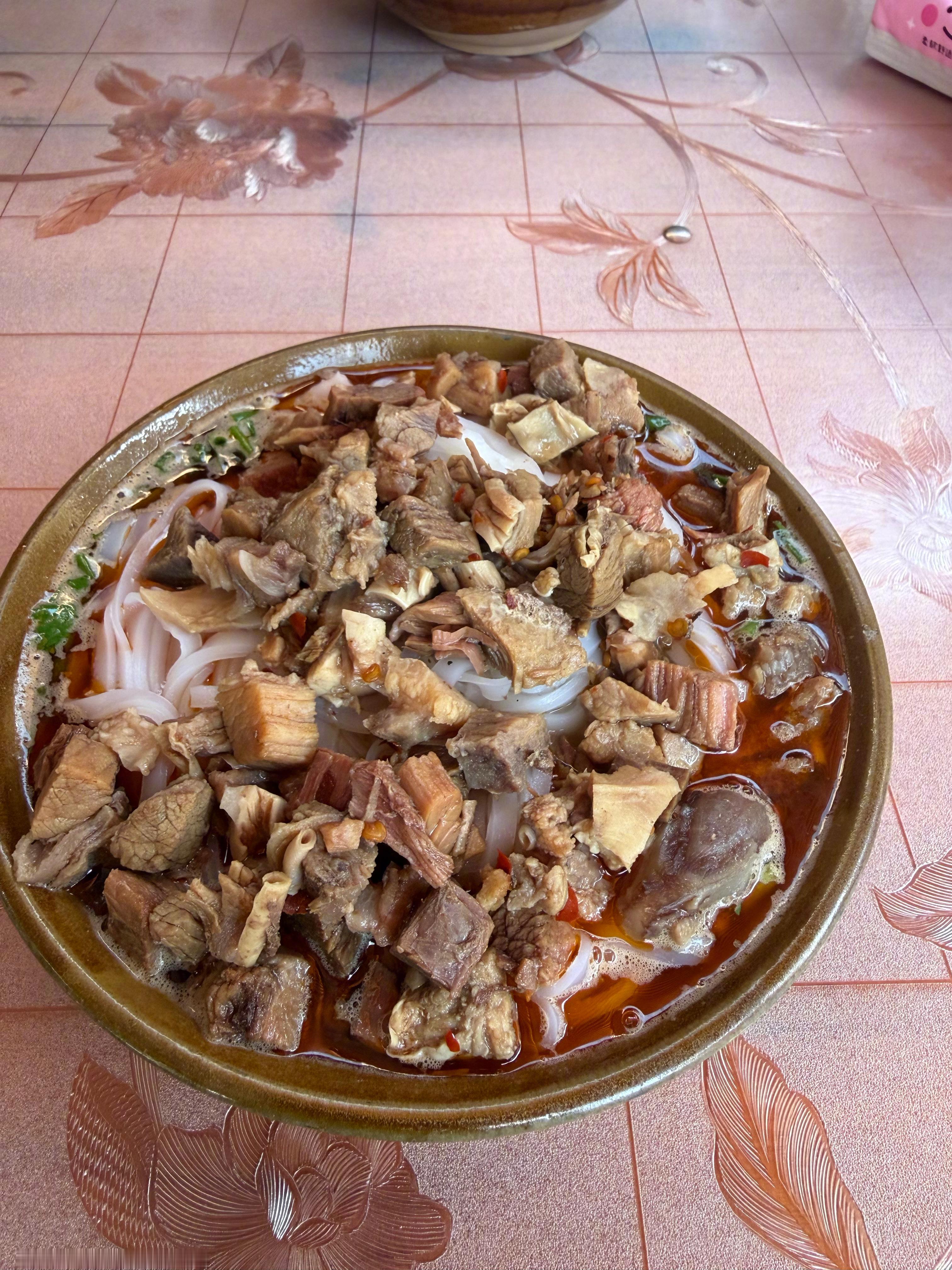 周末回老家县城，一碗加牛肉的米粉14元。在你的城市，这碗粉大概什么价？微博跨领域