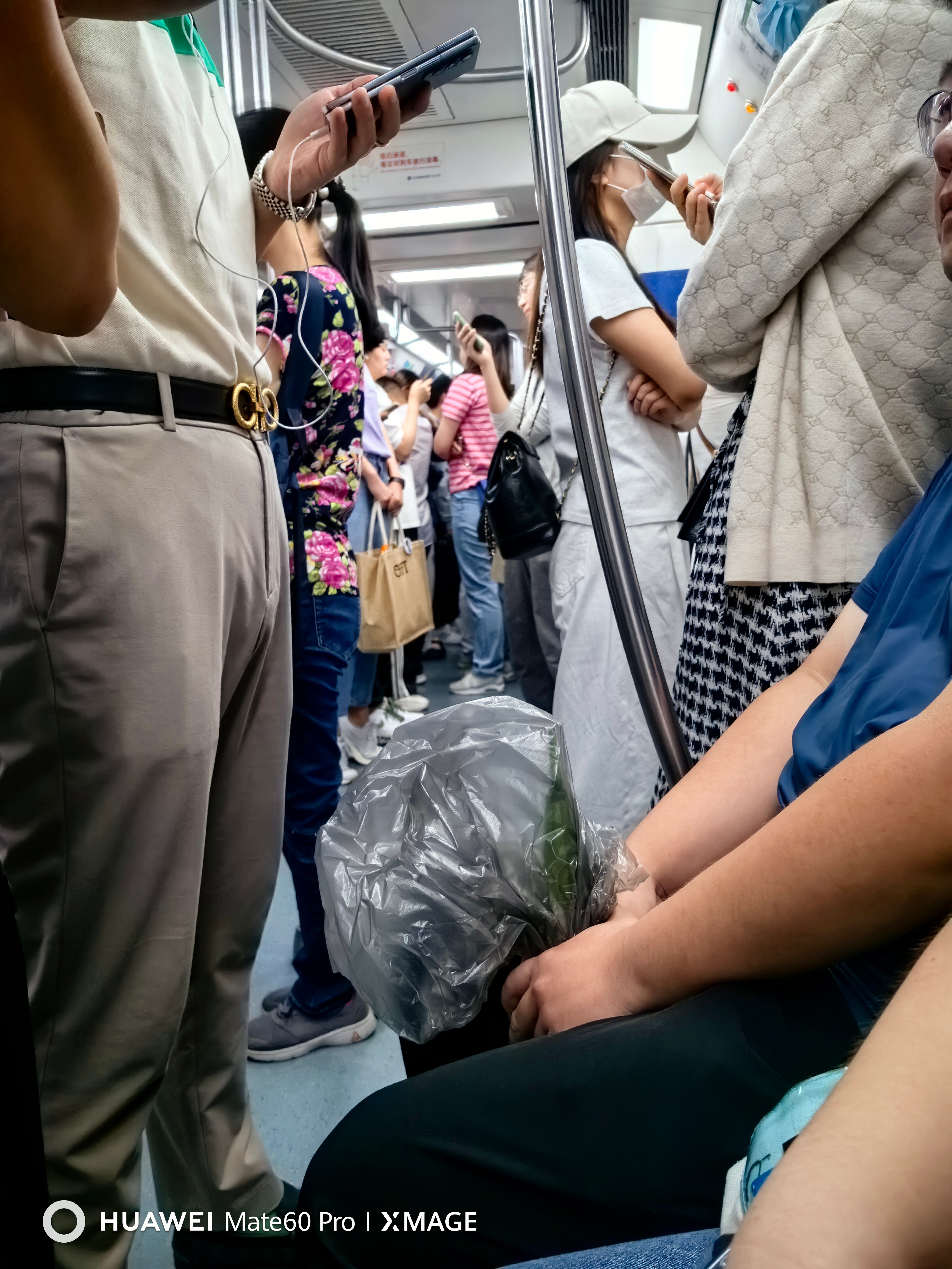 #苹果虚标5G#地铁10号线里，看旁边小伙子手机角标也是5G，问一句是移动的，我