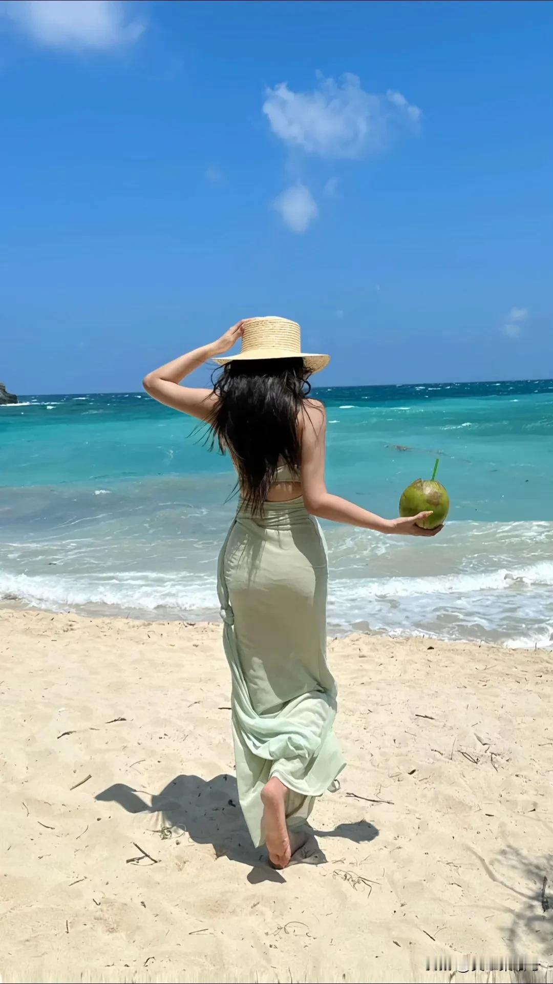 发一张去海边的照片 海风裹着咸涩与温热，漫过脚踝的细沙。裙摆被浪推着晃，像片会走