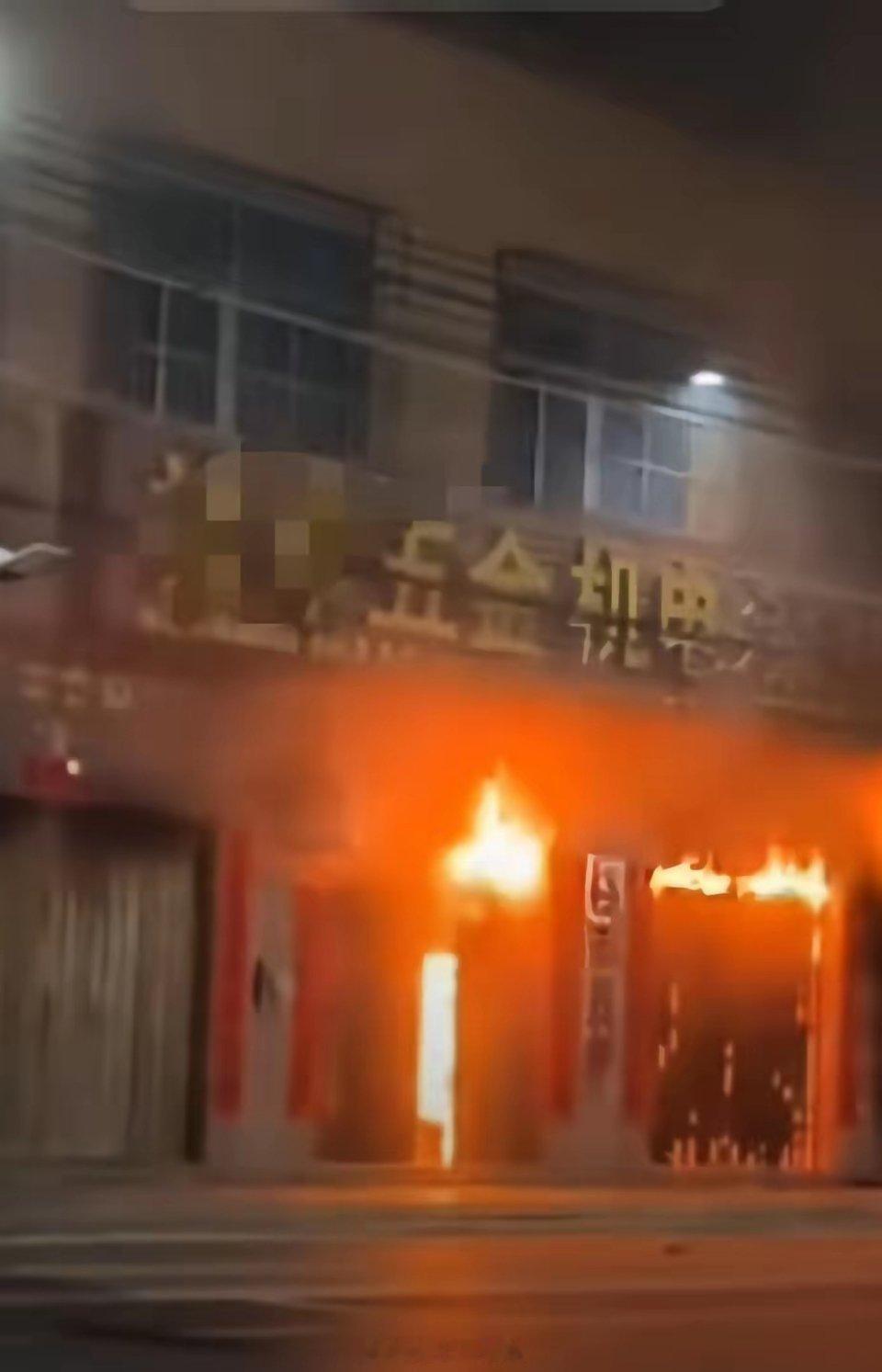 广东汕头火灾事故遇难人数升至12人说高层着火跑不掉了，现在这四层都能造成这么大人