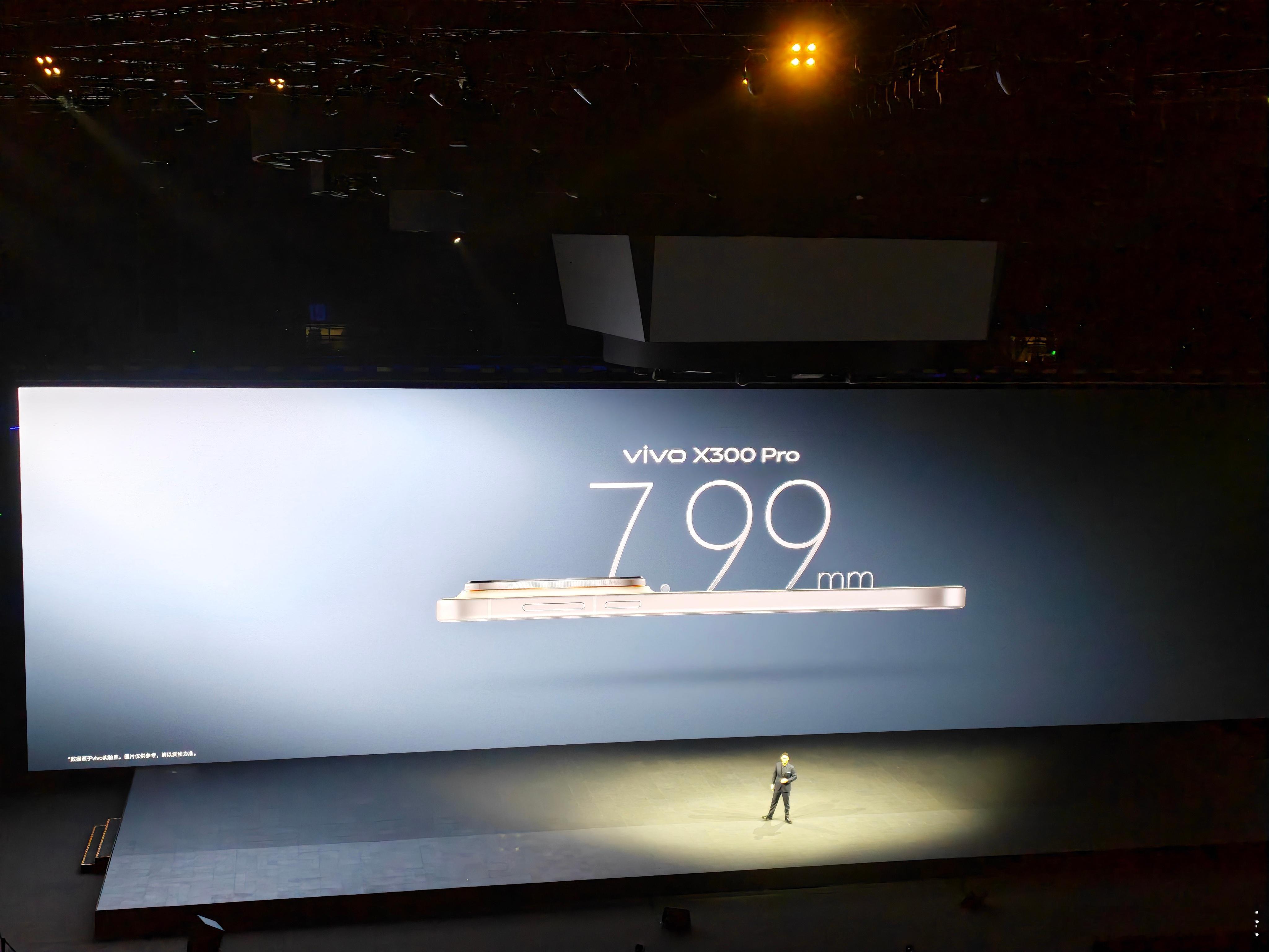 vivo X300 Pro配备一块6.78英寸直屏，机身厚7.99mm，1.11