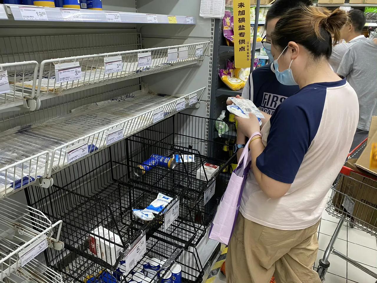 抢购十包盐也就几十块。
真要抢就抢了。
又不是什么大事。
大不了再吃十年嘛，真的