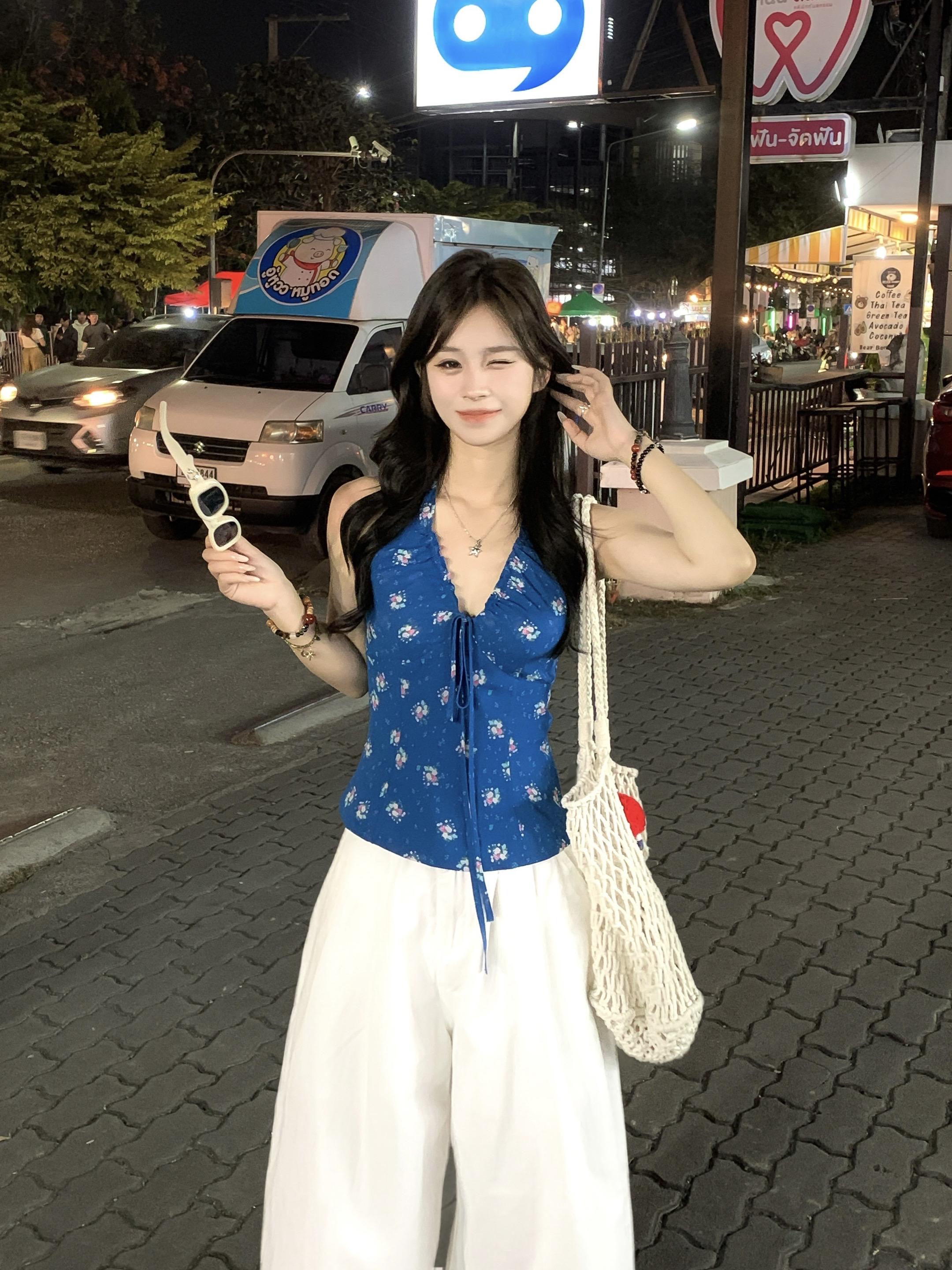 月光下的你显得特别的好看。