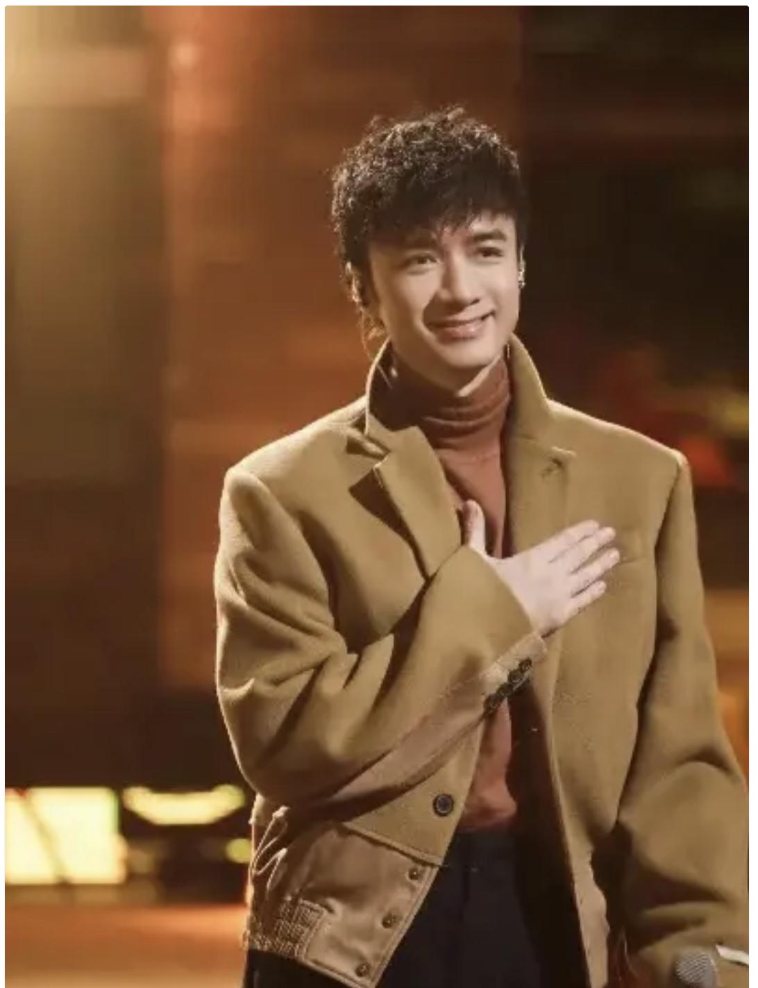 我怀疑过古巨基二胎是为了热度，
也怀疑过高龄生育是代孕，
但唯独没想到的是……