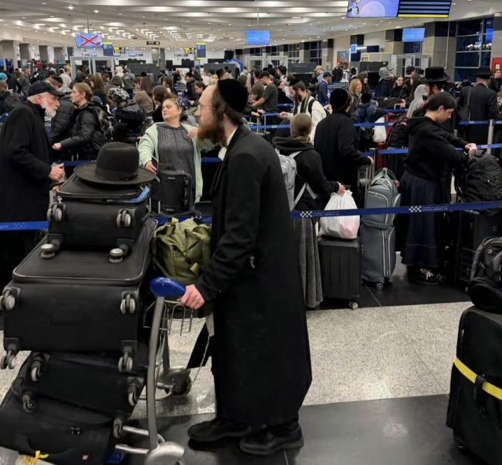 犹太人正以前所未有的数量逃离以色列。

一开始，只是少数人因为害怕战争离开，但随