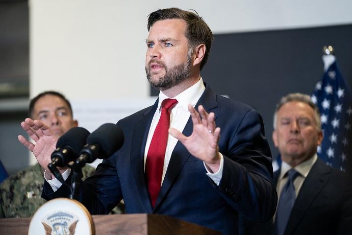 万斯表态，印度裔“炸锅”了！
 
美国副总统万斯一句“希望印度裔妻子乌莎皈依基督