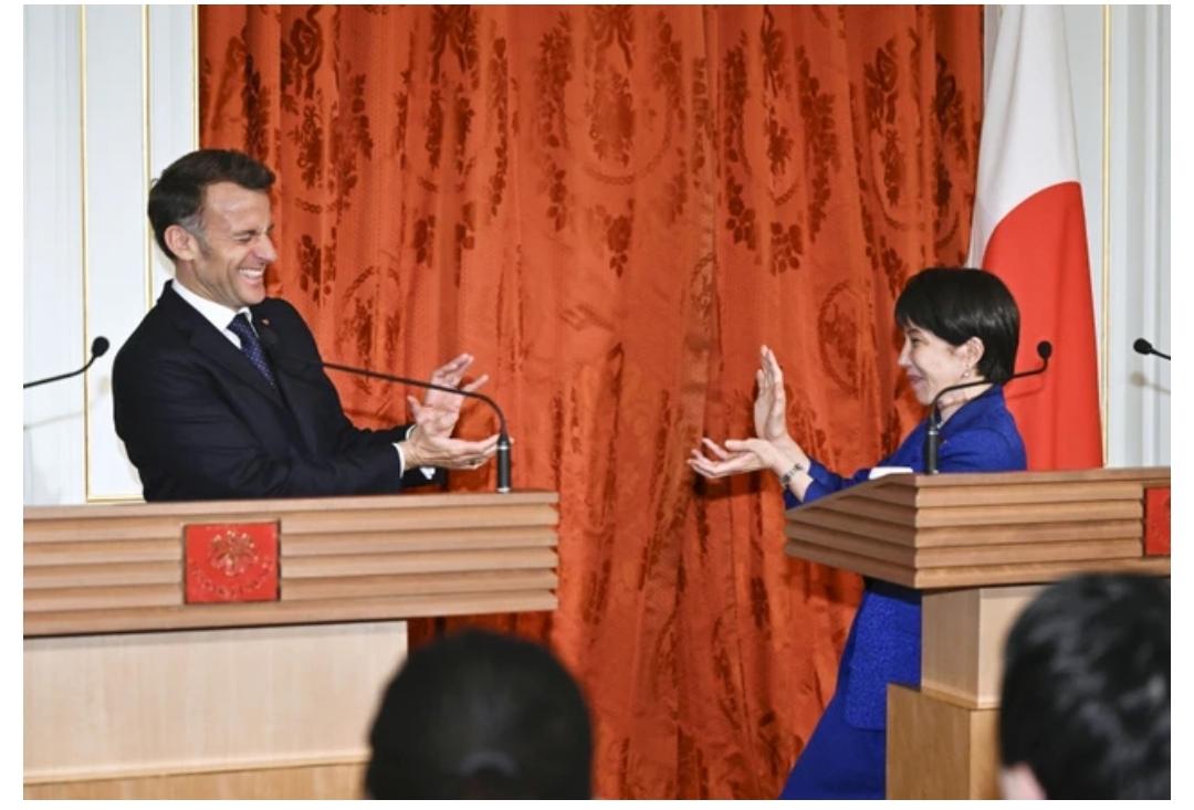 4月1日，法国总统马克龙访问了日本东京，并且在记者会上，和高市早苗共同展现了七龙