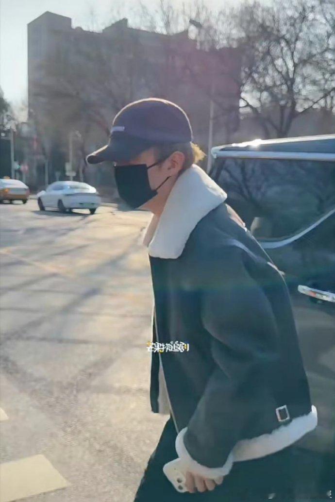 范丞丞现身马年春晚联排范丞丞马年央视春晚马年央视春晚联排，范丞丞现身，坐等舞台上