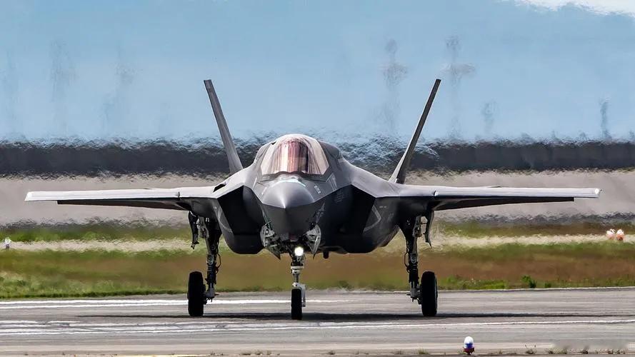 #美军一架F-35坠毁# 
至今为止，F35已坠毁14架了。

美国F-35隐形