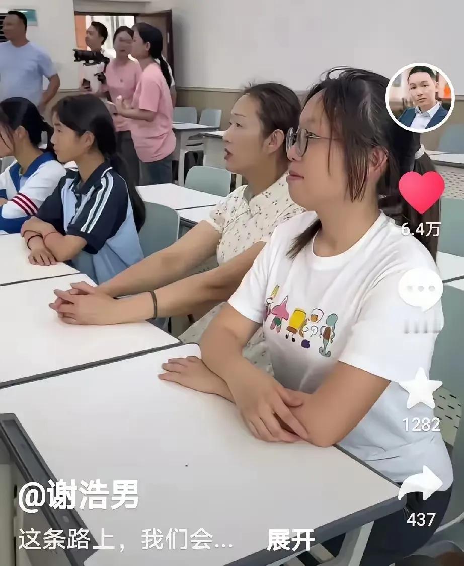 很多人都质疑谢浩男跟妈妈大妹做慈善是剧本，但是不管真假。只要是做了好事，帮助到了