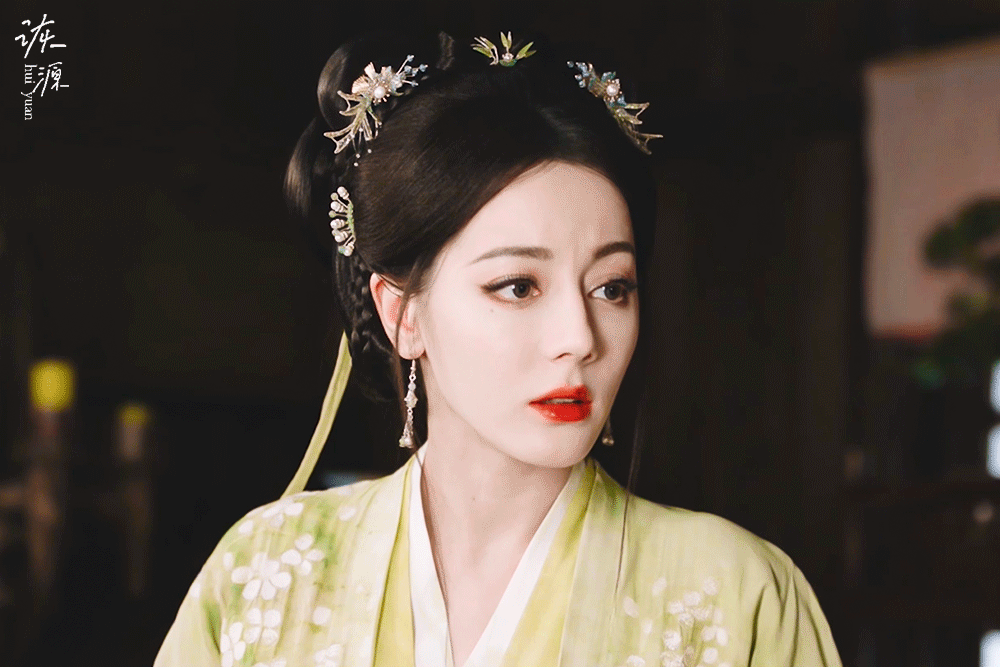 迪丽热巴 《白日提灯》贺思慕 / 动图▷EP20-09 双丸子头+绿衣-进【幻境