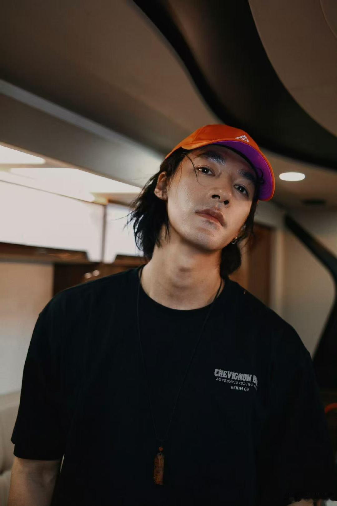 此沙这是弟弟变daddy吧 开头被人推的时候他还在忍，后面那一拳出去他已经不需要