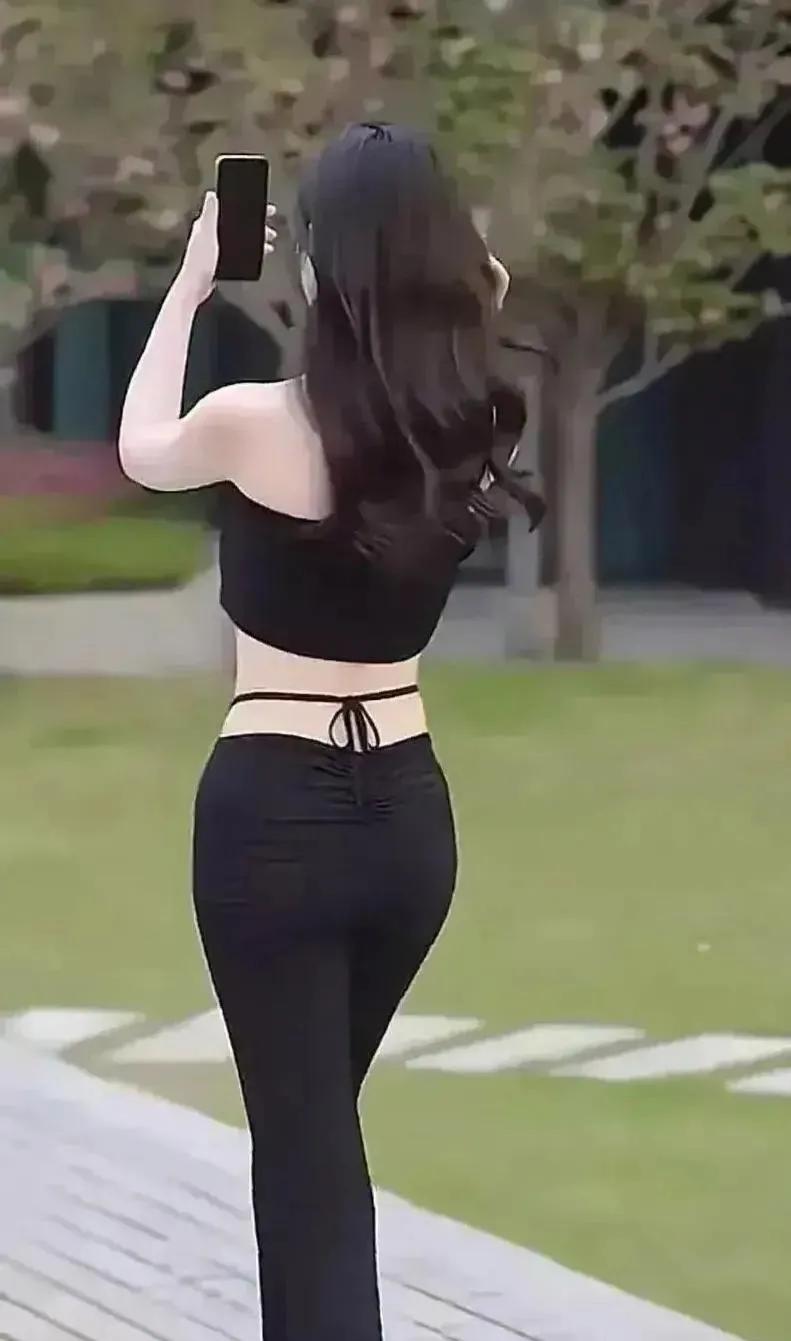 ‌你的身材似魔鬼，美得让人不敢逼视。