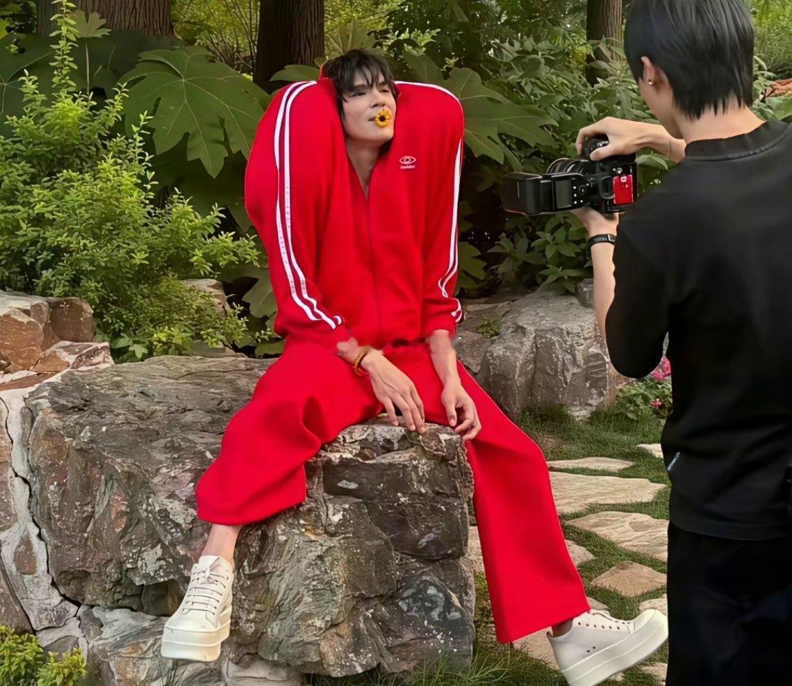 向佐这赛道满是 陈志朋  脱下的连衣裙和胸罩 