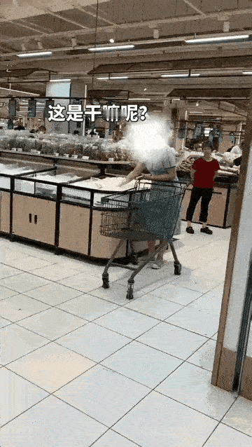 林子大了，什么鸟都有

大妈在超市买面，她把手伸进面里，翻来覆去扒，也不知道这是