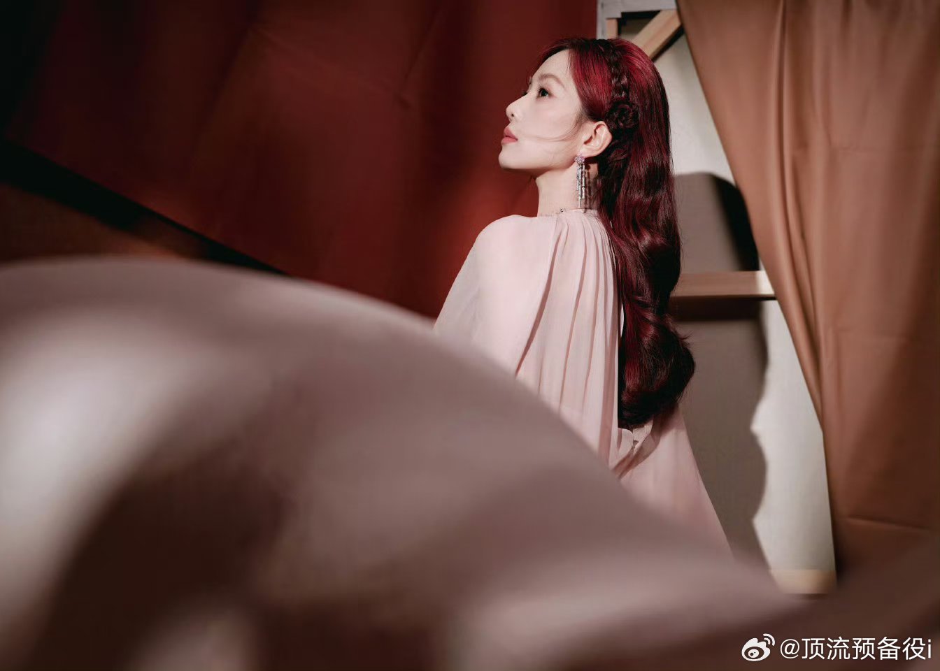八五花还是能打啊 刘诗诗红发公主编发好嫩感觉像二十多岁的女孩 ​​​