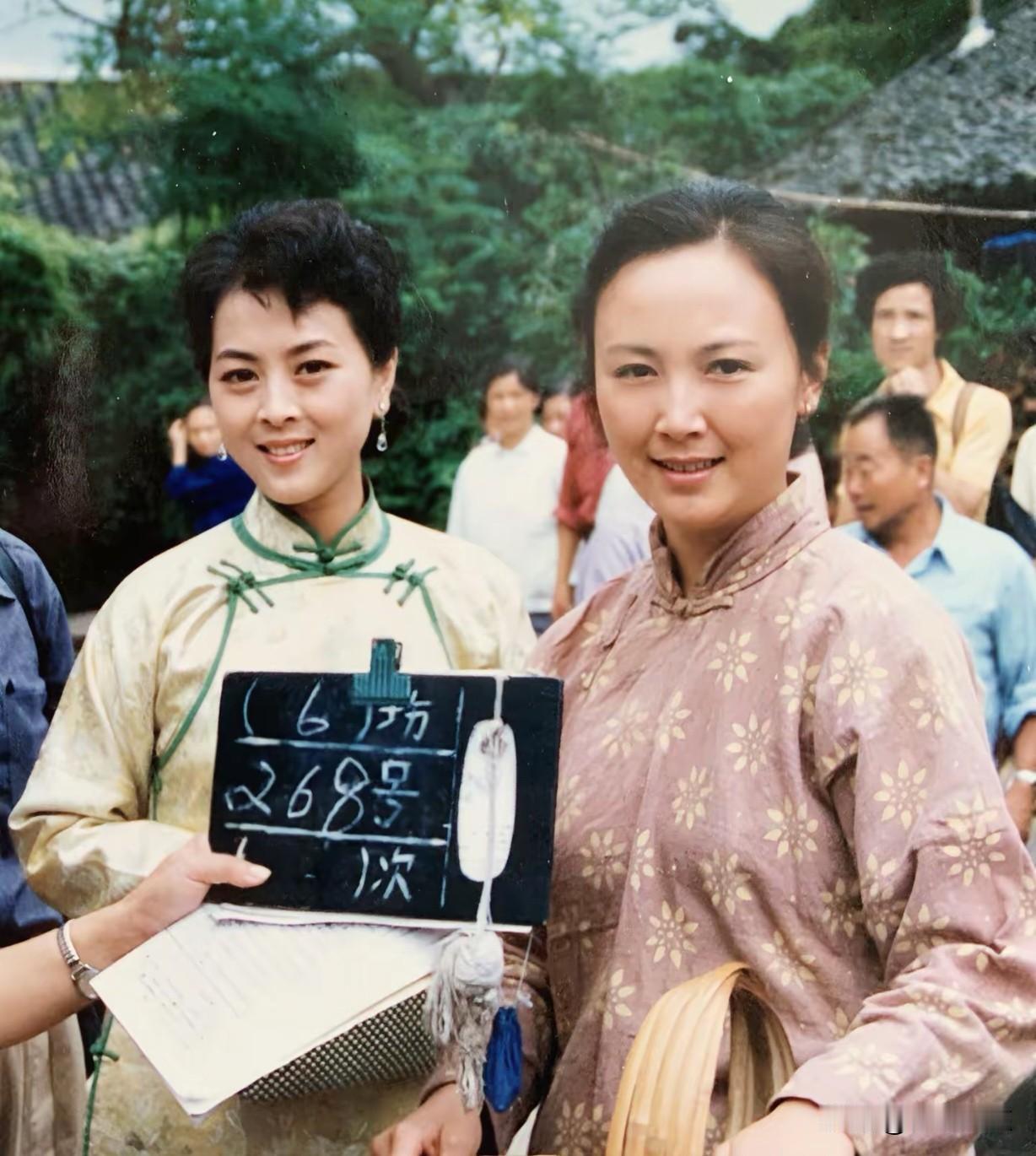 她俩是八十年代的当红影星，各自主演过不少影片。
彼年，二人都已步入中年，在同一个