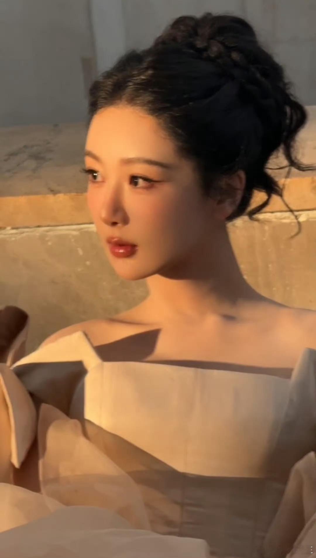 杨紫妆造水平主要是脸蛋漂亮，状态满分，嘎嘎美的小紫紫