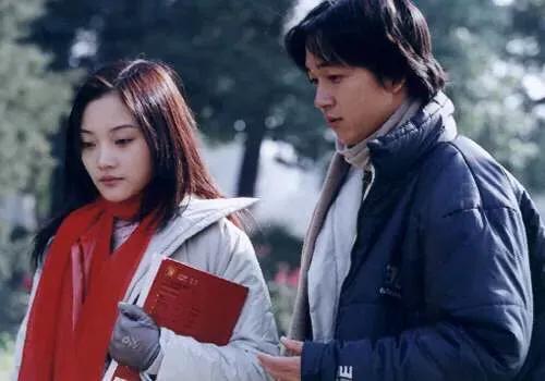 2002年播出的电视剧《青春的童话》由李小璐、任斯璐、潘粤明、袁文康等主演。故事