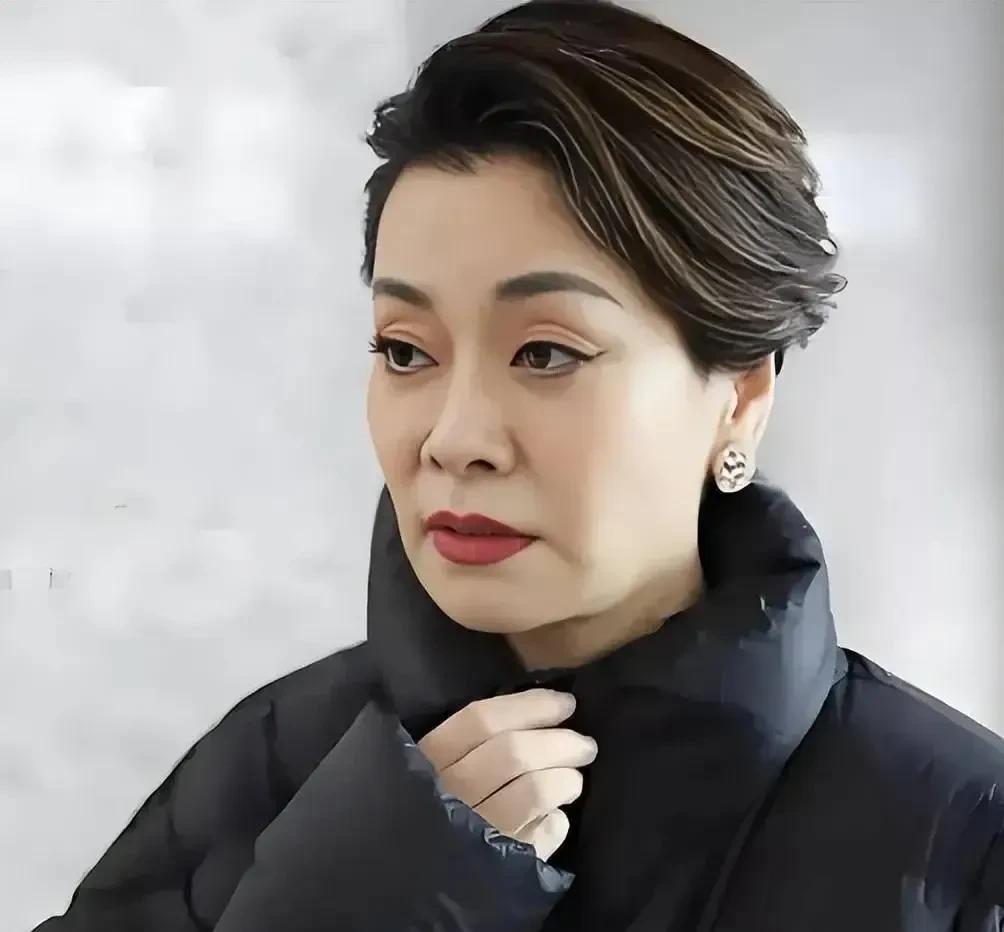 毛阿敏掏钱在上海给两个哥哥一人买了一套房。这事要搁别人身上，顶多算个“发达了没忘