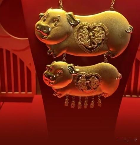 今日金价居高不下，让不少想入手黄金的人望而却步。不管是刚需的黄金饰品、保值的投资