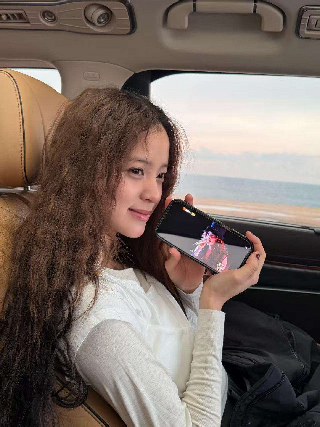 欧阳娜娜 老自看老己 声生不息 声生不息忠实观众认证！欧阳娜娜看自己舞台，软软羊