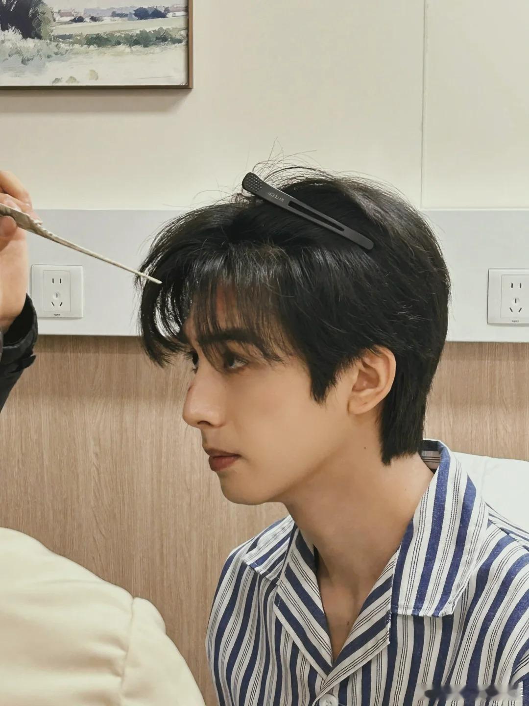 宋威龙飞机上陪看骄阳似我 看到宋威龙在飞机上陪看《骄阳似我》，瞬间觉得追剧都变得