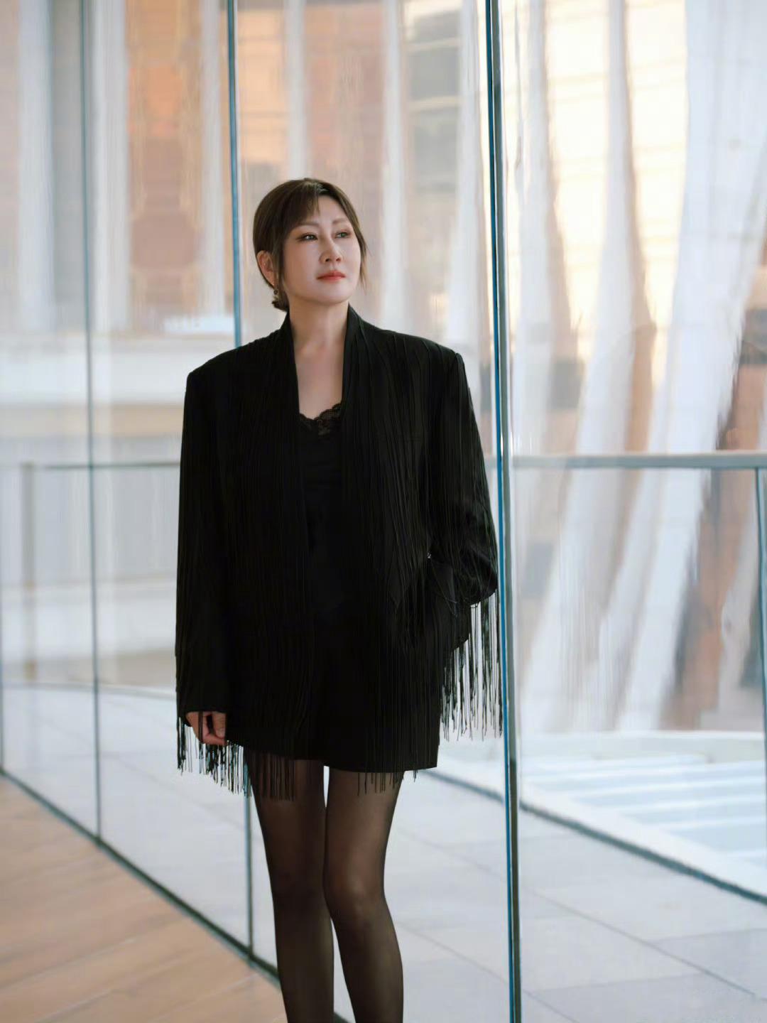 这居然是张凯丽 刷到张凯丽的最新造型直接惊掉下巴，这居然是她？完全颠覆了以往的固