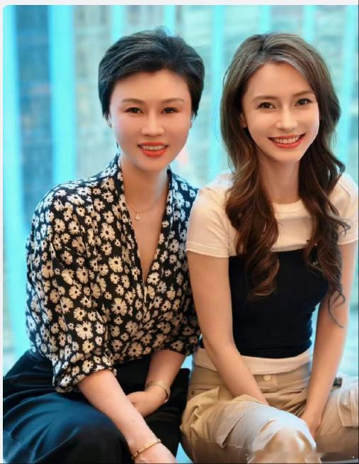 杨颖和品牌CEO合照杨颖白色背心look 36岁的杨颖身穿简约白色套装，与品牌创