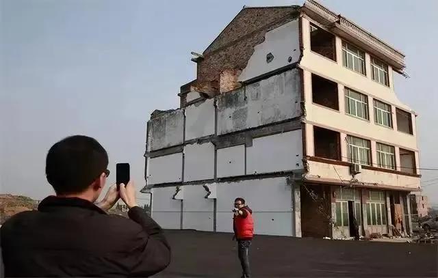 “我60万盖的房子，只赔给我22万，你让我怎么搬？”2008年，浙江温岭一钉子户