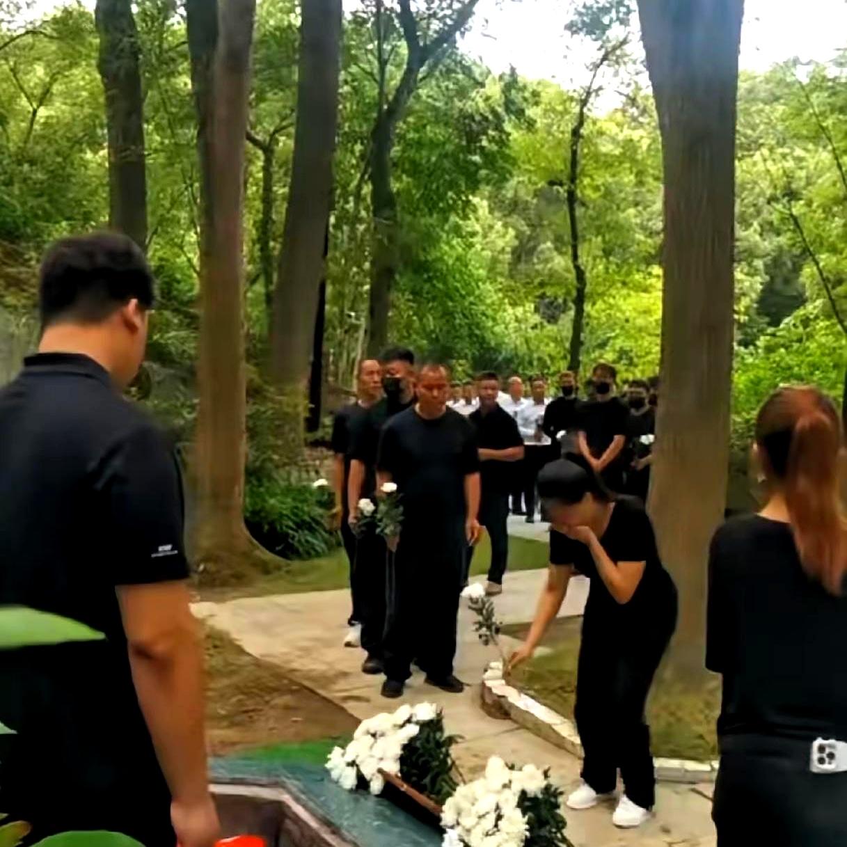 送别龚宝东最后一程时，现场那股压着人的悲伤，真不是一句“难过”能说完的。
捂着嘴