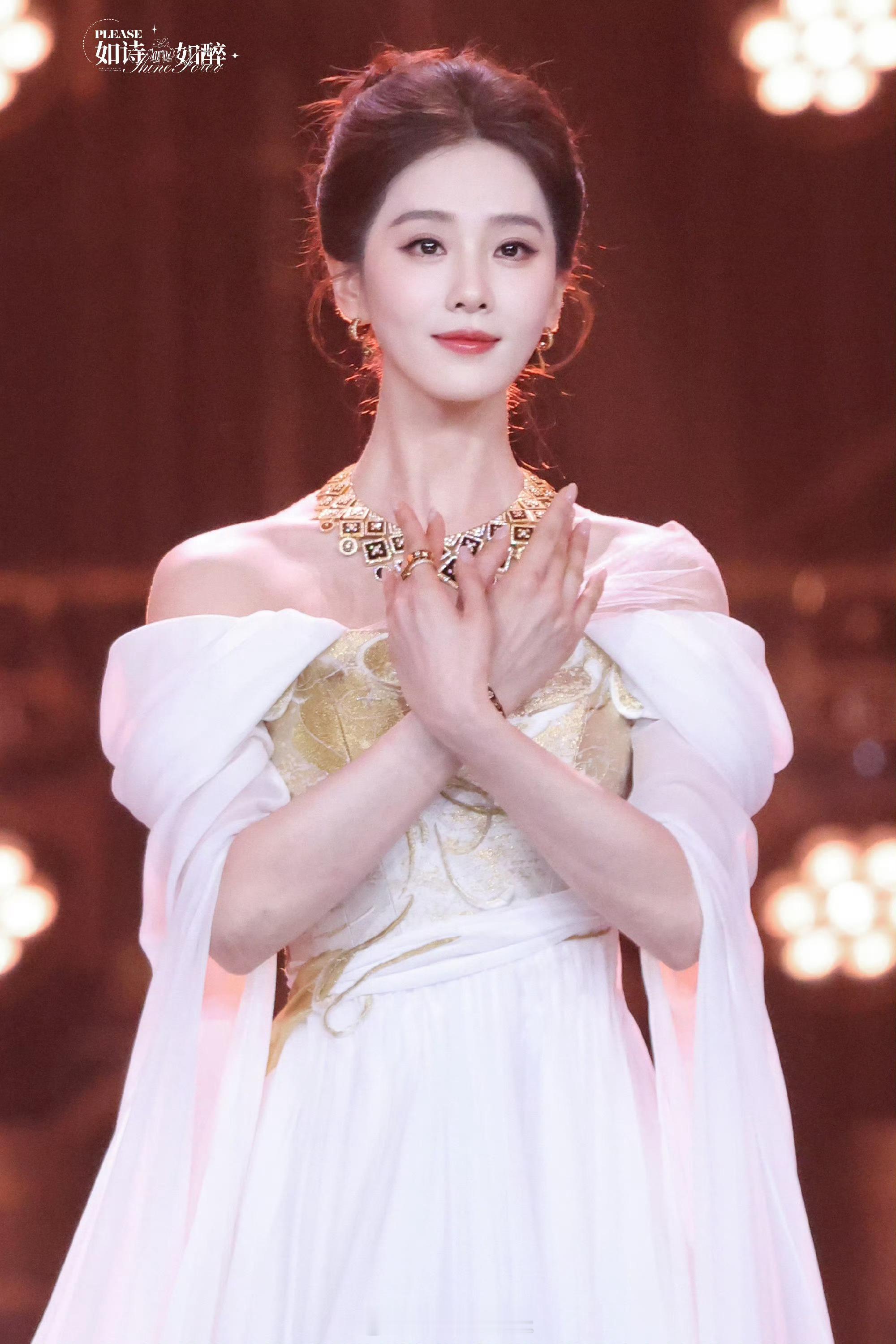刘诗诗鎏金白纱裙刘诗诗神女出场 美得很具像化