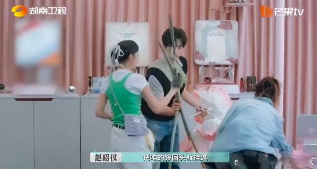 颜安赚钱后的开心写实了巴黎合伙人名场面巴黎合伙人 颜安拿收益时的反应太真实了！眼