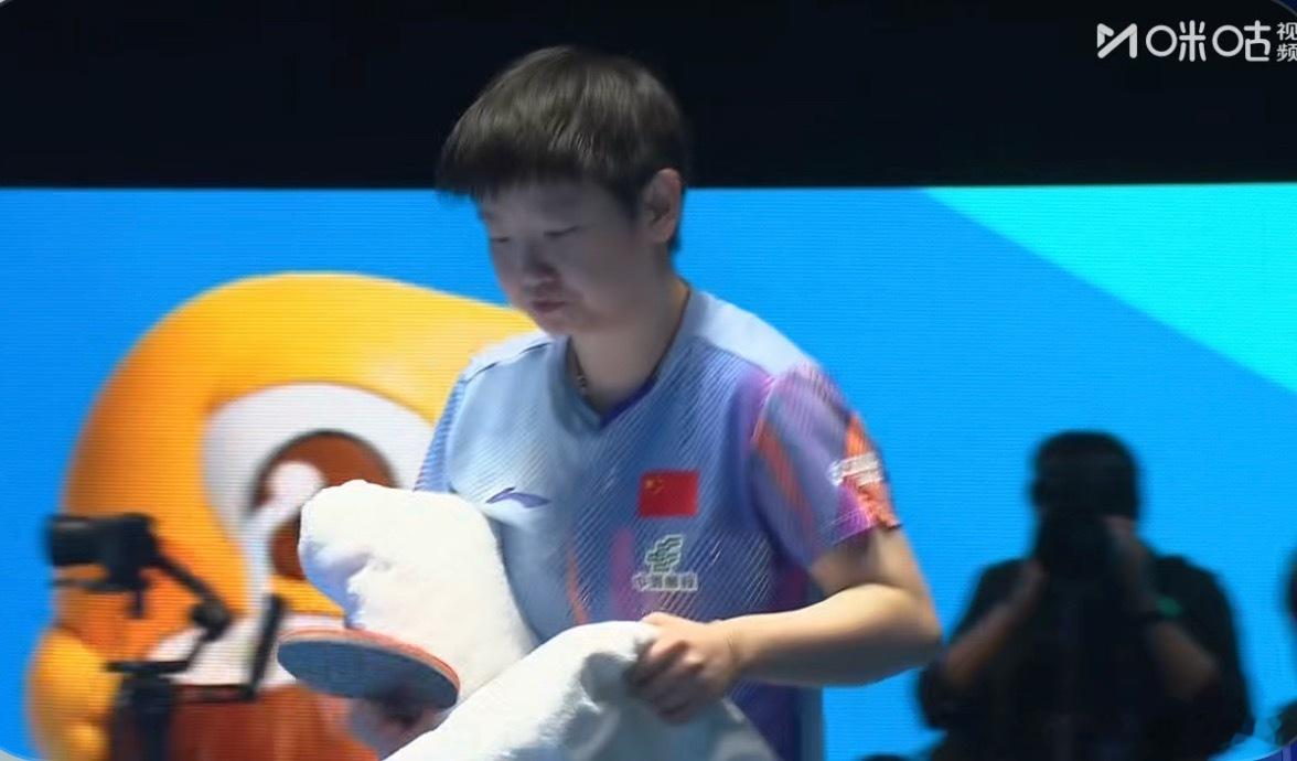 孙颖莎3-3王曼昱终于 要第七局了两个人也都没有暂停了…… 